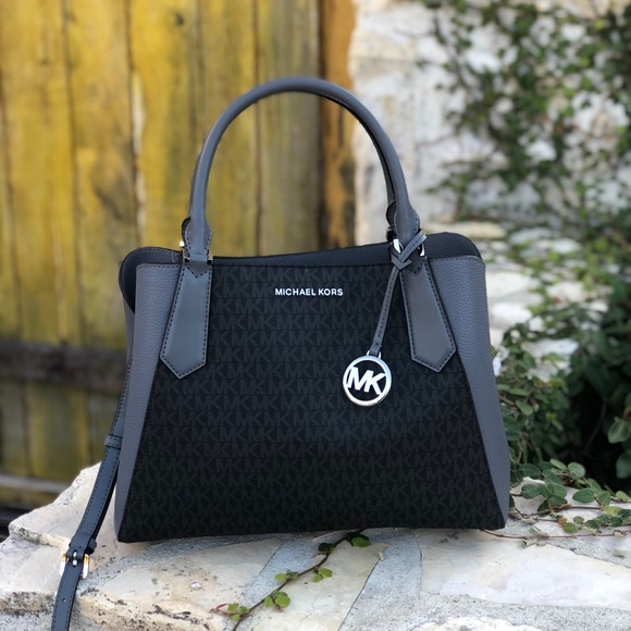 Michael Kors Handbags - NWT Michael Kors LG Kimberly Signature tote